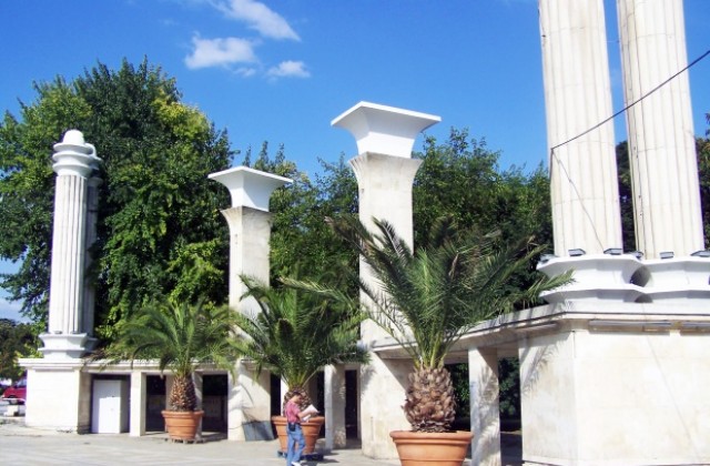 MOTO отваря врати