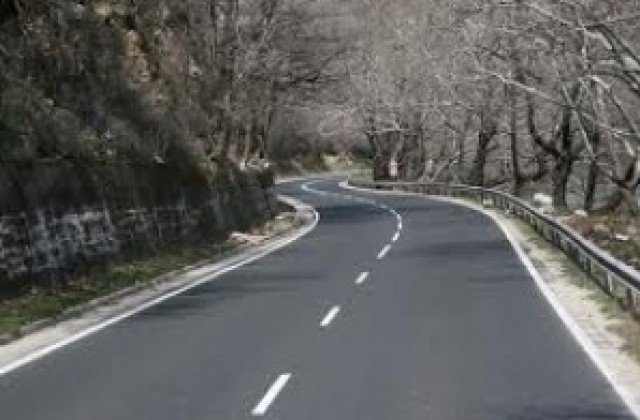 Вземат проби от пътната настилка на АМ „Струма