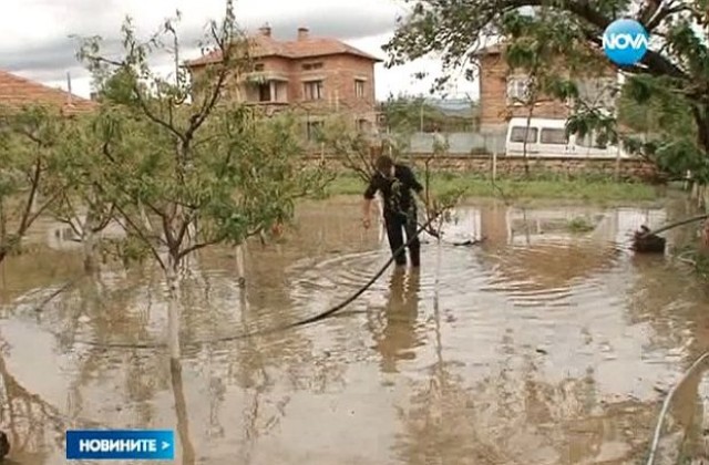 Скъса се дигата на река край видинско село, сериозни щети на много места в страната