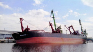 Изправиха наклонения кораб местят го на друго място