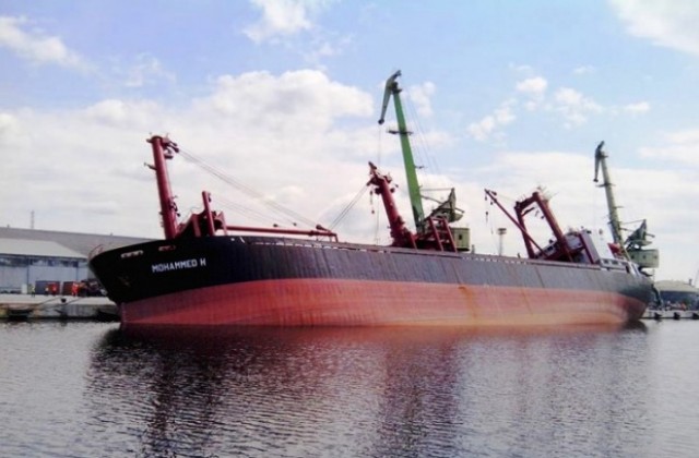 Изправиха наклонения кораб, местят го на друго място