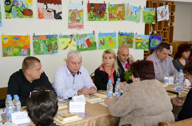 Дискусия Четенето - вчера, днес, а утре? провокира педагози, творци, експерти и политици в Стражица