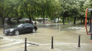 Силен дъжд се изсипа над Стара Загора има наводнени мазета