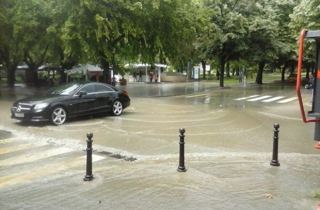 Силен дъжд се изсипа над Стара Загора, има наводнени мазета