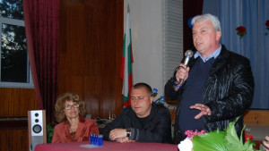 Евгени Стоев Псевдо социалната политика на БСП е на кредит