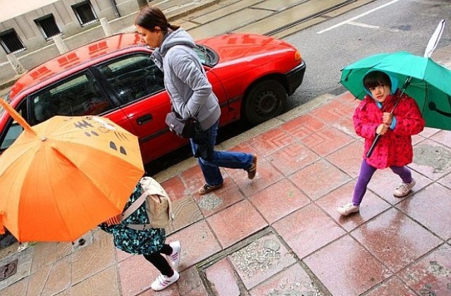 Дъждовно и студено време до август прогнозират синоптици