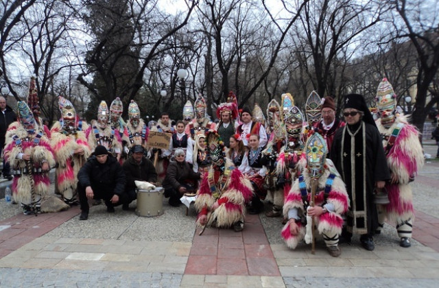 Кукерската група в Драгоданово - на международен фолклорен фестивал