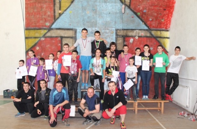 Тенис на маса, спортно катерене и поход за Деня на спорта в Елена