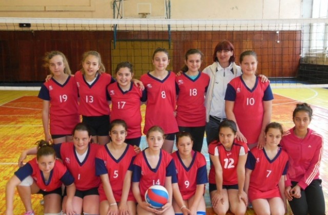 Сребърни медали за малките волейболистки на Велбъжд, момичета до 12 г.