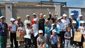 Деца уловиха над 20 кг риба на езерото в Николово