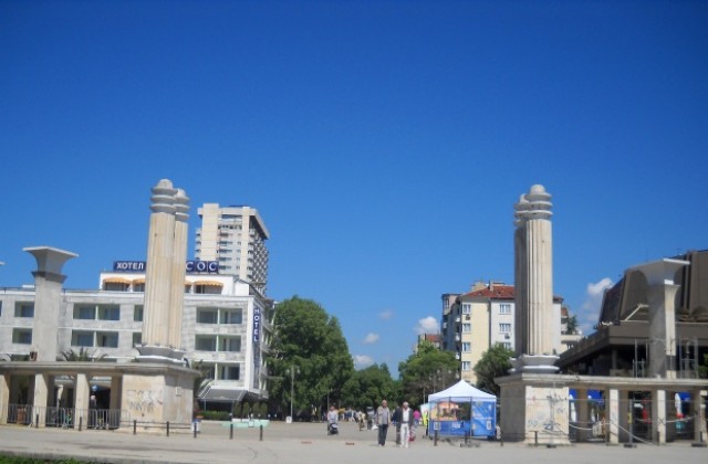 Започна ремонт и на входа на Морската градина (СНИМКИ)