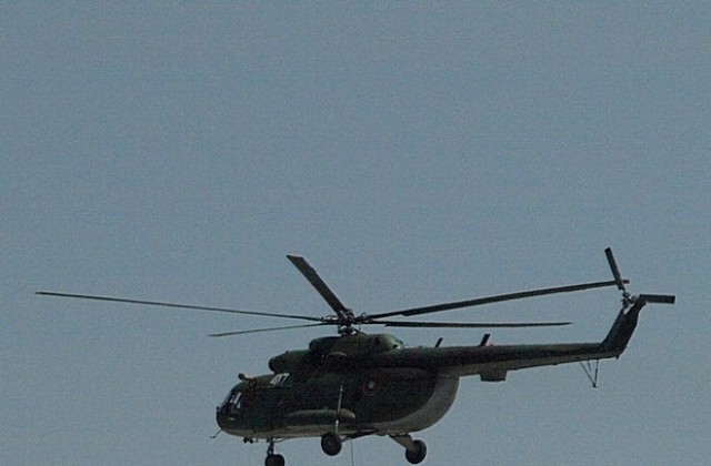 Вертолет се включва в спасителната акция по издирването на младежите