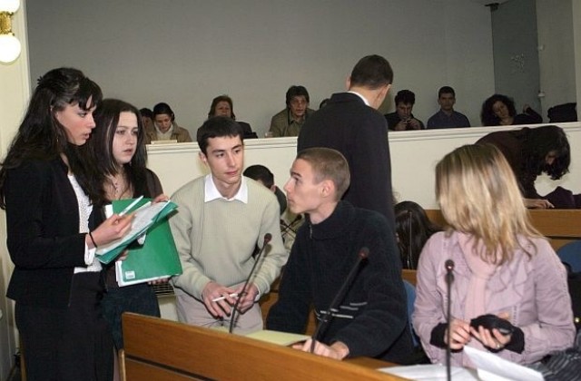 Изтича срокът за получаване на служебните бележки за допускане до държавни изпити