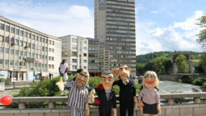 Бутафорните кукли на министрите от кабинета Борисов придружаваха Вероника Делибалтова