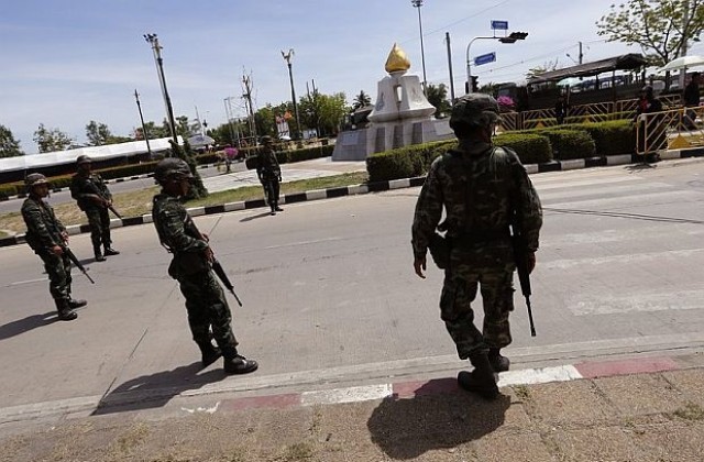 В Тайланд обявиха военно положение
