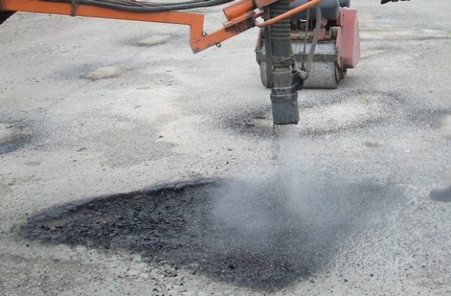 Изкърпиха настилката около входа и алеите на Гробищния парк, косят и почистват района