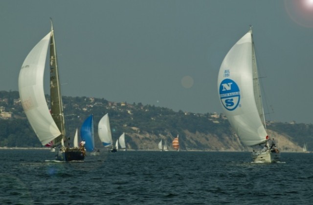 Тричасов купон на брега за ветроходната регата на буквите