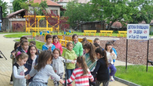 Нови детска и спортна площадки в Кюстендил еконастилка от борови