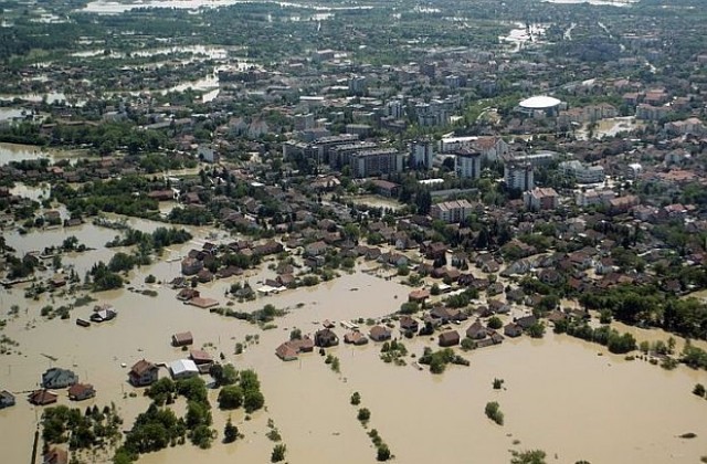 Жертвите на наводненията в Сърбия стигнаха 21 души, обявиха тридневен траур