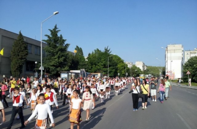 Шествие, песни и танци за празника на Владиславово