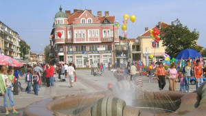 Двутонен панел се отцепи от блок отнесе тераса