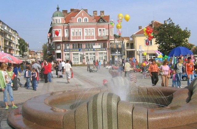 Двутонен панел се отцепи от блок, отнесе тераса