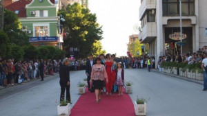 796 абитуриенти ще дефилират две вечери по червения килим под