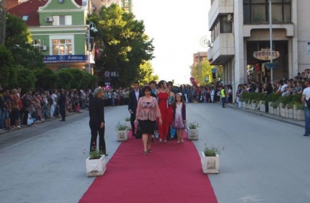 796 абитуриенти ще дефилират две вечери по червения килим под Асеневци