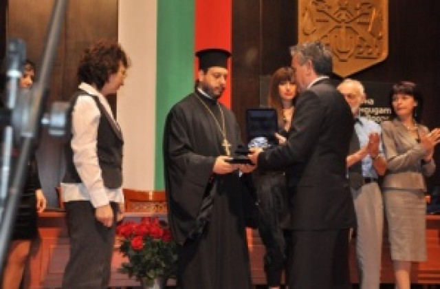 Наградата за митрополит Кирил била цивилизован избор