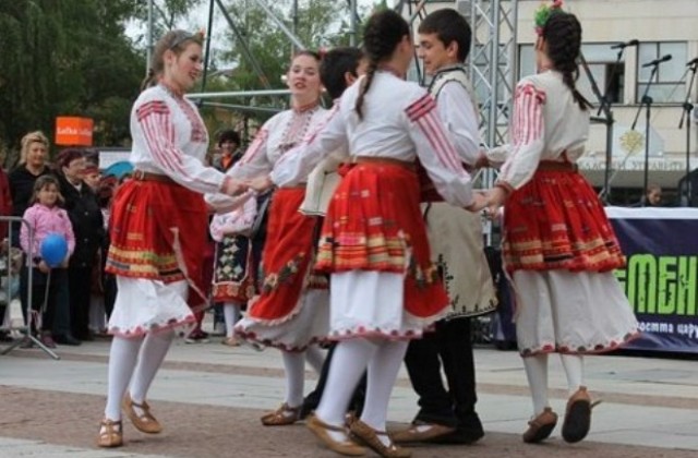 Танцовата приказка на формация Боженци трогна публиката