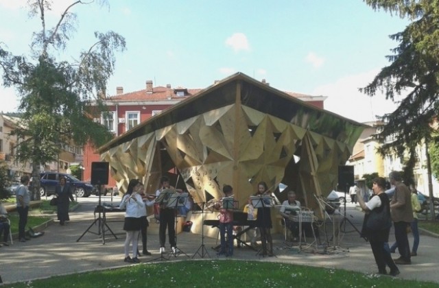 Деца твориха щастие край Павилиона на щастието