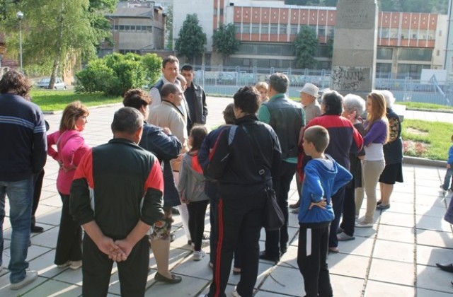 На ул. Николаевска хората сами определиха къде да стоят съдовете за смет