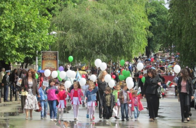 С празнично шествие Г. Оряховица чества Деня на българската просвета и култура