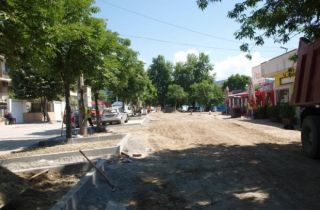Ремонтират улици в Симитлийско