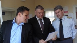 Областният залепи становището на АЯР пред кметството в Брестовец