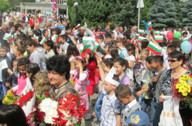 Пъстро и атрактивно шествие в Г. Оряховица за 24 май
