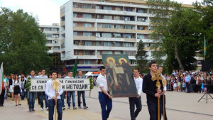 Стотици ученици и преподаватели дефилираха за празника снимки