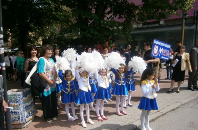 Хиляди на дефилето за 24 май в Кюстендил