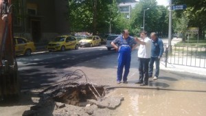 Стар водопровод аварира на кръстовището Ботев и Беласица