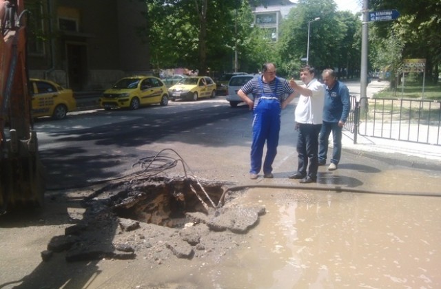 Стар водопровод аварира на кръстовището Ботев и Беласица