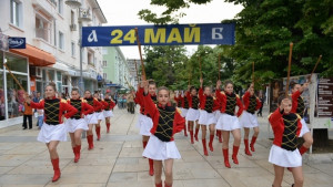 Хиляди се включиха зв шествието за 24 май в Сливен