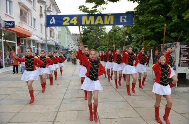 Хиляди се включиха зв шествието за 24 май в Сливен