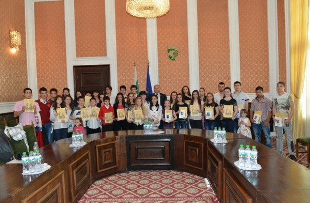 35 ученици с награди по случай 24 май