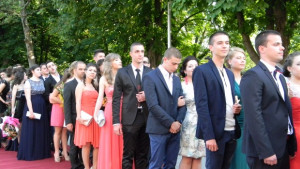 Започнаха балните дефилета по червения килим абитуриентите показаха стилни тоалети