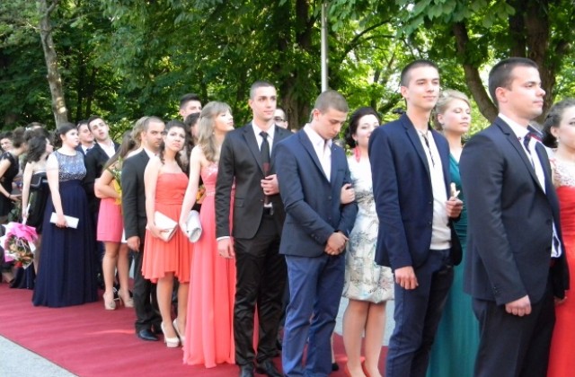 Започнаха балните дефилета по червения килим, абитуриентите показаха стилни тоалети край Асеневци (СНИМКИ)