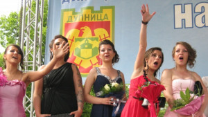 Първите абитуриенти на Дупница броиха от 112 на пл Свобода