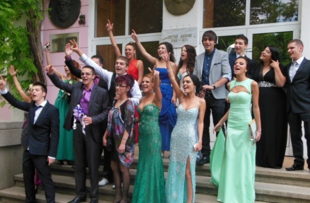 Езикова гимназия Д-р Петър Берон и Гимназия Неофит Рилски празнуват в деня на изборите