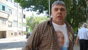 Баскетболен фен гласува облечен с тенискаагитация