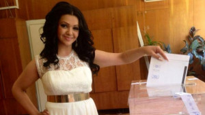 Абитуриентка гласува преди бала си