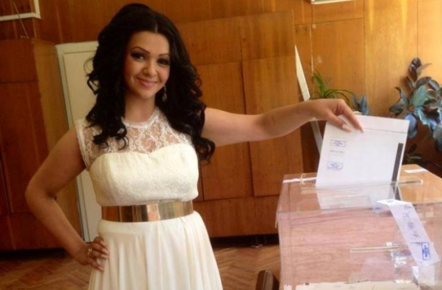 Абитуриентка гласува преди бала си
